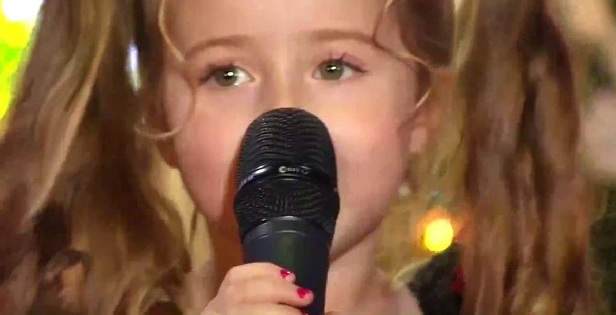 Включи песню показать видео. Девочка поет. Маленькая девочка поет. Дети поют. Маленькие дети поют.