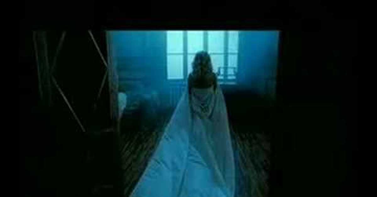 Клипы белая дверь. Потому что нельзя быть на свете красивой такой белый Орел. Девушка из клипа белый Орел. Исполнитель песни потому что нельзя быть на свете красивой такой