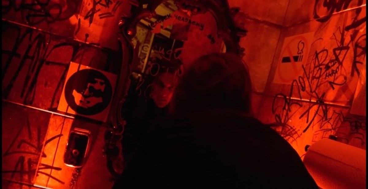 Учитель английского с детьми. Пара держится за руки без лиц. Учитель и ученик в лесу. Учитель в разных стилях. Teaching in trips.