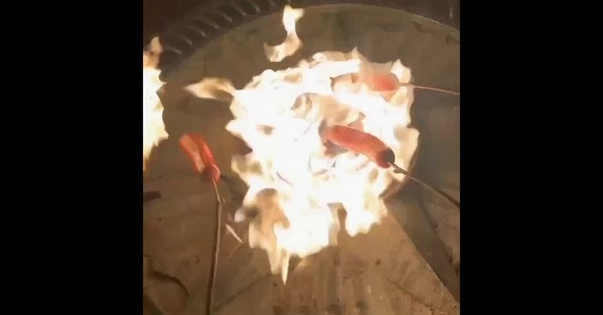 Жарила сосиски на вечном огне. Подростки пожарили картошку на вечном огне. Жарила сосиски на вечном огне. Жарили сосиски на вечном. Жарка сосисок у вечного огня.