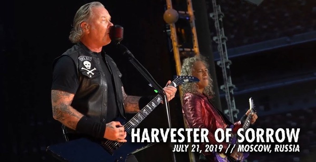 Metallica harvester of sorrow. Metallica Moscow 2019. Ларс Ульрих волосы. Harwester of Sorrow перевод.